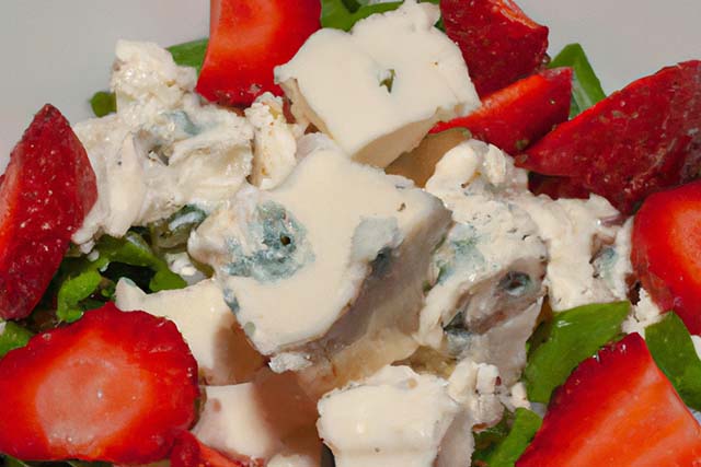 ensalada de fresas y queso azul